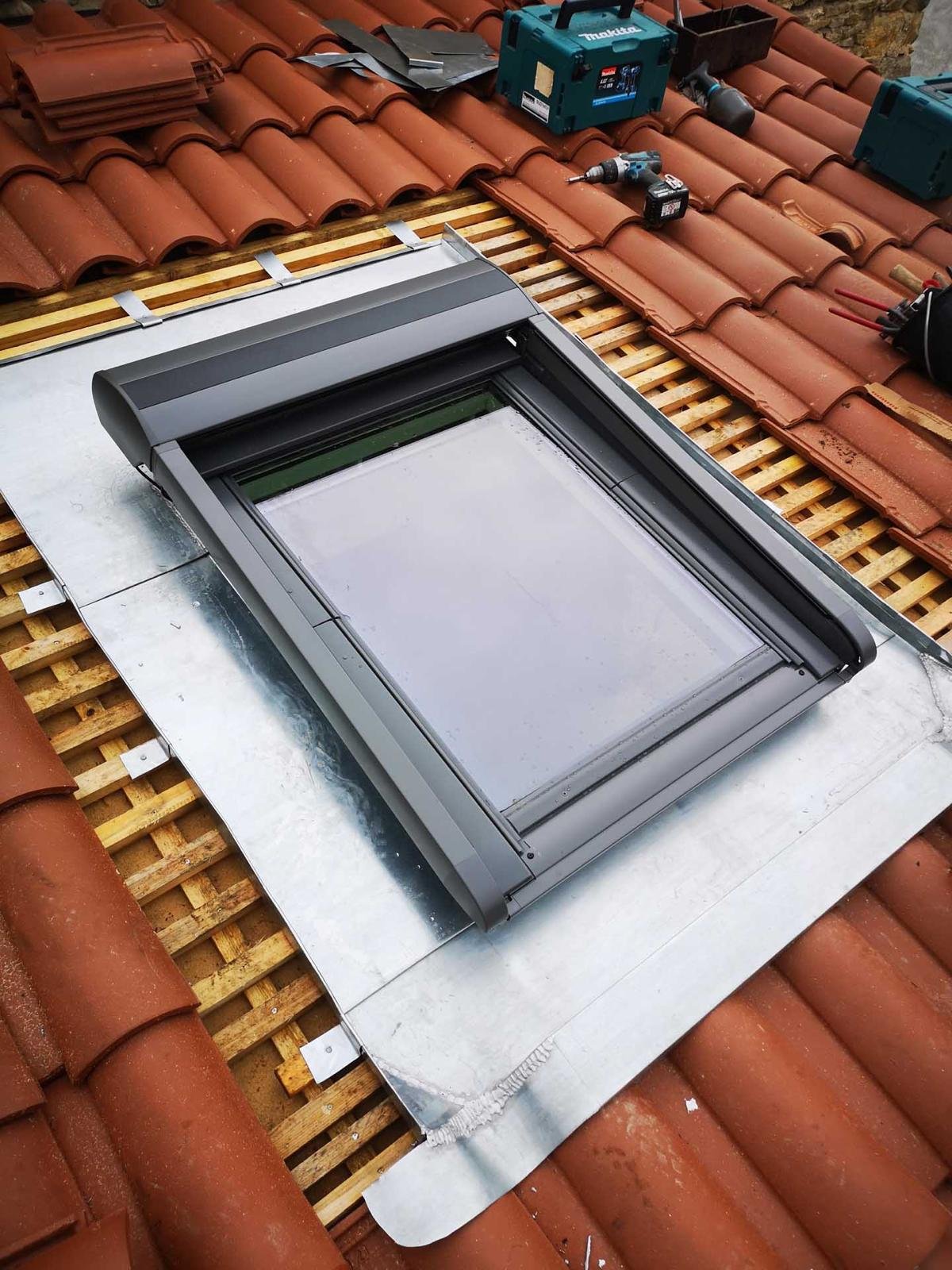 Velux avec volet roulant solaire électrique motorisé